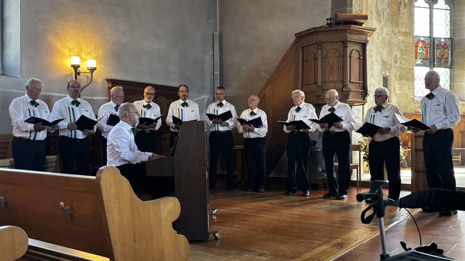 Der Chor singt in der Kirche, begleitet am Klavier