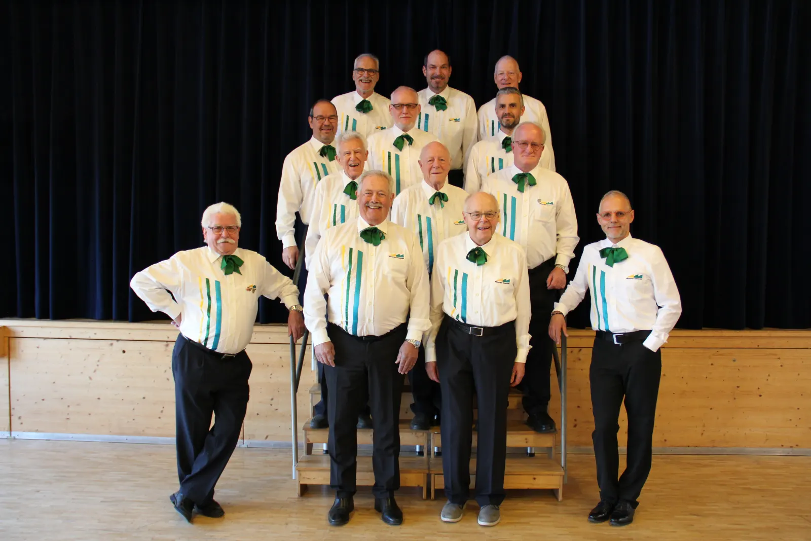 Gruppenfoto des Chors auf der Bühnentreppe