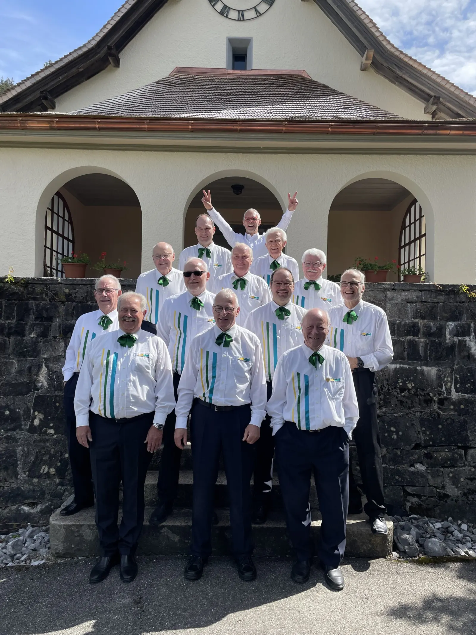 Der Männerchor Zimmerwald in Vereinskleidung vor der Kirche