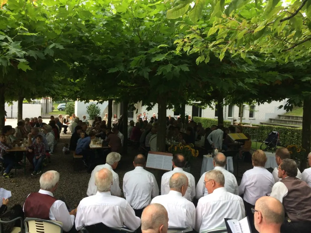 Der Männerchor Zimmerwald bei einem Auftritt in Toffen